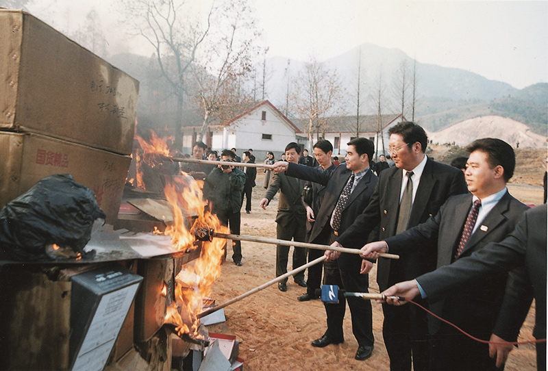 1999年12月15日，尊龙凯时AG旗舰厅集团董事长王振滔在杭州火烧假冒温州鞋，洗雪温州多年耻辱。_副本.jpg